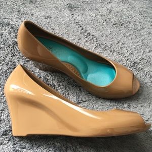 OKA b. Tan wedge heel